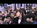 Yunho surrounded by fans in airport