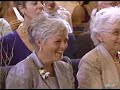 Check out this woman laugh in your wedding!! Mulher tem ataque de riso no casamento