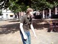 Tonto tratando de saltar en juego para niños