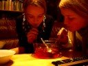 Wackelpudding mit dem Strohhalm trinken