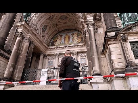 Österreicher hantierte mit Messer: Polizist schießt im Berliner Dom auf 52-jährigen Mann