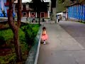 Carlita se pasea en la placita de Chasqui en Sihuas, provincia de Ancash.
