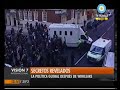 Sábado 11 de diciembre de 2010/ Redacción: Francisco Ali-Brouchoud/ Edición: Paolo Menghini/ Visión Siete Internacional/ Desde el 28 de noviembre de 2010 todos los medios del mundo, y particularmente los periódicos no han dejado de publicar titulares sacados de esa cantera aparentemente inagotable de información a la carta que parece ser el paquete de cables diplomáticos secretos o confidenciales de Estados Unidos que la organización Wikileaks obtuvo y comenzó a diseminar a través de Internet. De una enorme masa de documentos, que se cifra en más de 250 mil, está accesible en el sitio web de Wikileaks un número apenas superior al 1 por ciento de ese total. Según su fundador y cara visible, Julian Assange, la decisión de la publicación gradual tiene como objetivo 