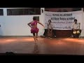 Alexandra bailando Festejo
