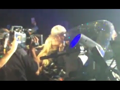 VIDEO Miley Cyrus Besa Fan! Justin Bieber Cumpleanos Sin Drama!
