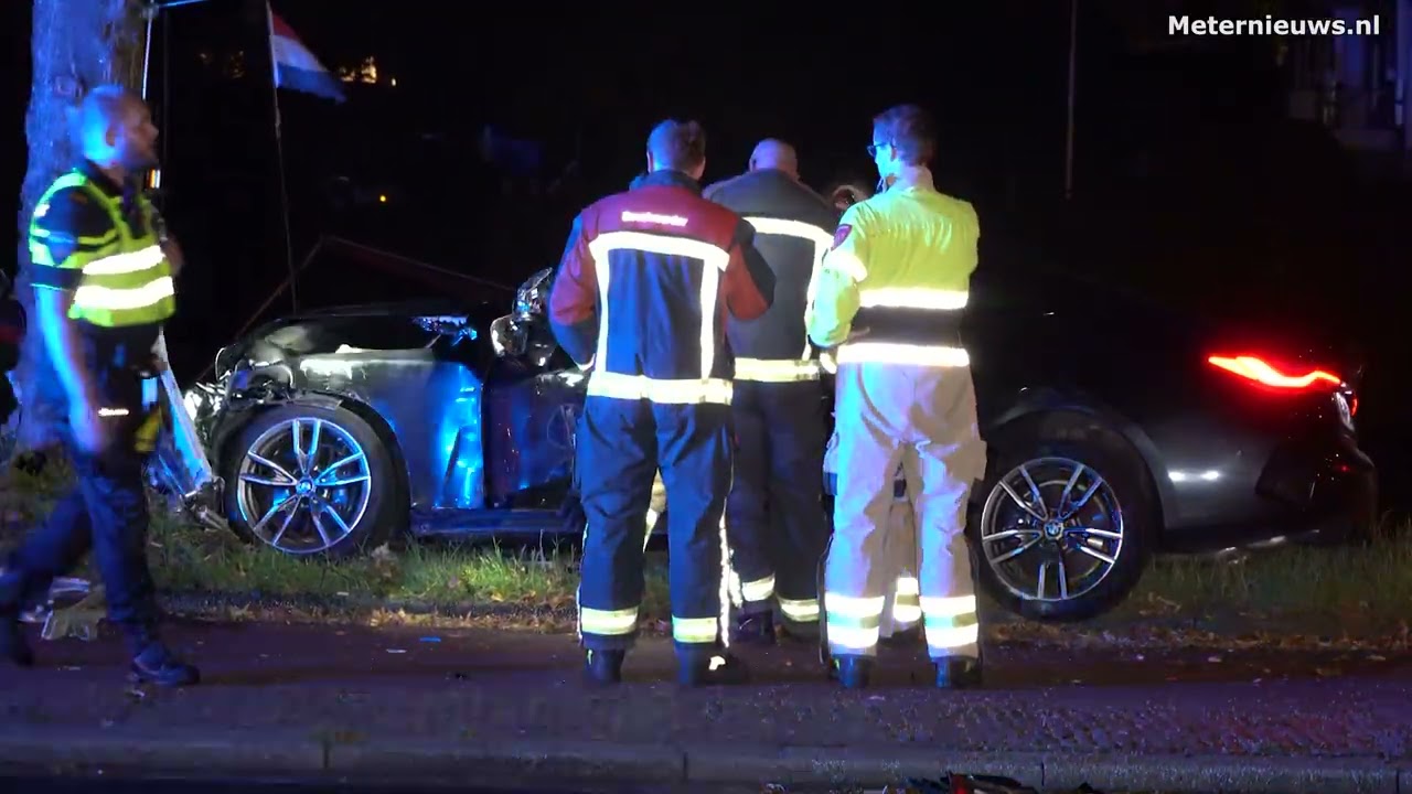 Hybride BMW van een ton rijdt stroomkast aan gort in Groningen(Video)