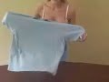 Doblando camisetas con dos amigas