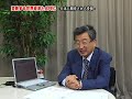監修：長谷川聰哲（中央大学経済学部） GATT/ WTOによる多角的通商制度の枠組みが、今大きく変貌しています。世界貿易に占めるFTAや関税同盟を利用して行われる貿易の割合が急速に高まっています。こうした制度的取り決めは、地域貿易協定と通称されています。APEC（アジア太平洋経済協力）はアジア太平洋地域における21か国が加盟する世界最大の地域経済の市場です。APECの主要な活動は、貿易と投資の自由化、ビジネスの円滑化、経済・技術協力です。しかし、APEC自体は、WTOに通告義務対象となる地域貿易協定ではありません。 世界貿易や国境を超えて企業活動を展開する直接投資は、企業間の国境を越えた資材や部品調達などの中間財取引が大きなウエイトを占めています。こうした取引はアウトソーシング（外部調達）と呼ばれます。アウトソーシングが国境を越えて、行われるのがオフショアリングです。 世界のオフショアリングが急速に成長してきましたが、貿易費用が大幅に削減してきたことがその理由として挙げられます。過去半世紀にわたり、貿易費用は全体的に下方傾向を示しています。この中には、伝統的な貿易費用（関税や非関税障壁）と同時に、輸送費や通信費が含まれます。輸送費の下落についての特徴に、遠距離仕向け地への費用がとりわけ大幅に下落してきました。 最近のニュースで、アイスランドの火山の噴火の為に部品が日本に届かなくなり、世界を代表する日本の自動車メーカーの生産ラインが止まったことが報道されたことを覚えているでしょうか。グローバル化した経済の中で活動するこうした企業は、常に、貿易費用が生産コストに追加され、価格に反映するかを計算して行動します。 新しい経済地理学では、貿易費用は、企業がどこに立地するかを決める上での重要な要因です。さらに、生産の <b>...</b>