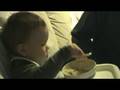 videos de Owen feed himself