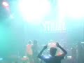 Rone da banda Suplemento B, cantando com STRIKE.