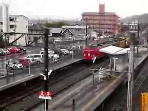 雨の大在駅