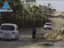ذكر الاسعاف الفلسطيني امس إن انفجارا في شمال قطاع غزة قتل نشطا فلسطينيا وأصاب اخر بجروح بالغة. وذكرت لجان المقاومة الشعبية أن غارة جوية اسرائيلية استهدفت مجموعة نشطاء من أعضائها وهم يقتربون من حدود اٍسرائيل مع غزة قرب بلدة بيت حانون. ونفى متحدث باسم الجيش الاسرائيلي أن يكون الجيش شن أي غارة جوية قالت وزيرة الخارجية الإسرائيلية زعيمة حزب كاديما، تسيبي ليفني، إن إسرائيل غير معنية بتدهور الأوضاع مع قطاع غزة، ولكنها لن تقبل ولن تسلّم بخروقات التهدئة التي تقوم بها حركة حماس والمتطرفون، بحسب زعمها، في قطاع غزة. واضاف إيهود براك، وزير الدفاع الإسرائيلي وزعيم حزب العمل،في هذا الصدد "إن الوضع القائم، أن تسقط صواريخ القسام على سديروت وصواريخ غراد على أشكلون هو وضع لا يحتمل". مهددا أنه إذا دعت الحاجة "