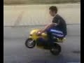 Svalvolato sulla mini moto Svalvolato sulla mini moto