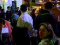 Paisas rumbean en publico...