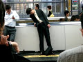 Hombre muy cansado en el metro