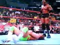 carlito escupe manzana a bobby lashley