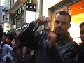 consumidores afligidos por el consumismo
