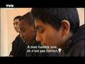 drie jonge allochtone scholieren interviewen Filip Dewinter