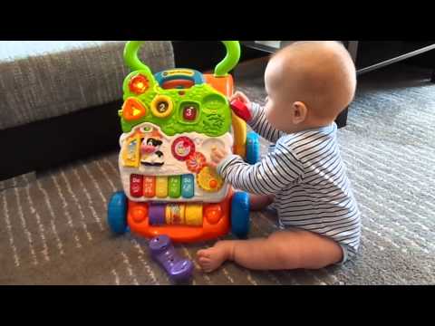 Linus mit seinem Lauflernwagen von VTech by Olgsblog Produkttest