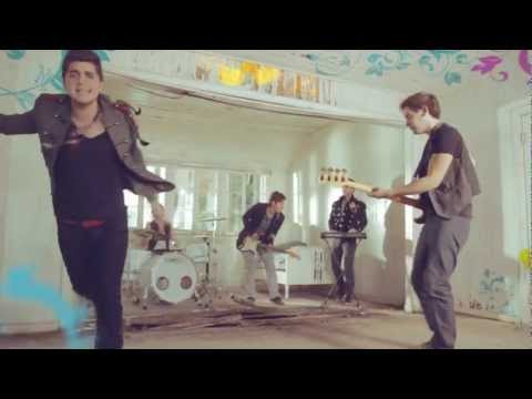 Tu risa suena en los rincones de la casa Tu risa suena en los rincones de la casa