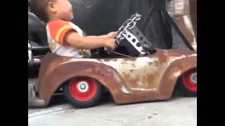 Joven asiático es visto en medio de una persecución