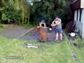 quemando basura con gasolina EXPLOSION