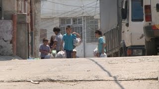 مشاكل في مخيم قلنديا على النفايات المتراكمة