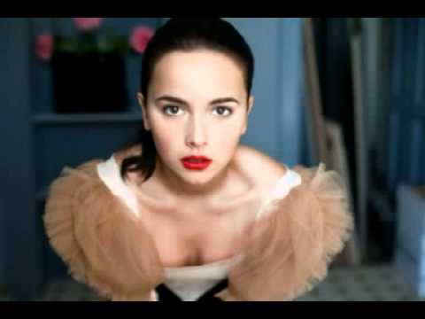 Tekst piosenki Monika Brodka - Za mało wiem po polsku