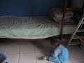 bebe fazendo faxina