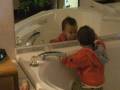 videos de Lachlan playing in bathtub