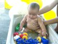 Enzo tomando banho de piscina/banheira