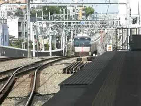 小田急EXE　梅ヶ丘駅(急行線)通過