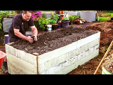 video-linktoworks-How to Fill Raised Vegetable Garden Beds and SAVE Money