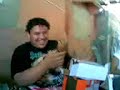 Madrueño abre su regalo de cumpleaños
