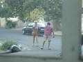 Bagarre de rue avec un travesti