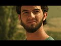 Sur l'ordre de leur chef spirituel, trois jeunes islamistes marocains kidnappent un groupe de jeunes comédiens partis en tournée avec leur dernière création. Arrivés sur le lieu de détention, les kidnappeurs se trouvent coupés de leur base, sans pouvoir obtenir confirmation de la mise à mort des otages. S'ensuivent alors sept jours d'attente intense, coupés du monde, au cours desquels les deux camps sont amenés à cohabiter, s'affronter et remettre en question leurs positions et préjugés mutuels. Un traitement original du huis clos acheté par la TSR qui aborde frontalement la question de l'intégrisme musulman. un film de Mohcine Besri