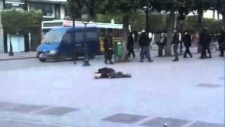 Femme étendue avenue Habib Bourguiba Tunis - 14 janvier - Tunisie
