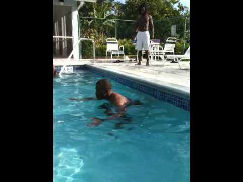 Keith Eloi salta fuori dalla piscina senza poggiarsi! Keith Eloi salta fuori dalla piscina senza poggiarsi!