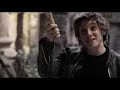 deutsch:

info:

jumper ist ein science-fiction film, basierend auf dem 1992 erschienenen roman von steven gould, der 2008 in deutsch:

info:

jumper ist ein science-fiction film, basierend auf dem 1992 erschienenen roman von steven gould, der 2008 in die kinos kommt. regie f�hrte doug liman und in den hauptrollen sind samuel l. jackson, hayden christensen und rachel bilson. der termin f�r die ver�ffentlichung ist am 14. februar 2008 angesetzt.

handlung:

eine genetisch abnormalit�t erlaubt es einem jungen mann sich �berall hin zu teleportieren. er entdeckt, dass diese gabe bereits seit jahrhunderten existiert und findet sich selbst in einem krieg, der seit tausenden von jahren zwischen den 
