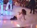 Ivete Sangalo cai de cara no ch�o