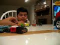 Fefe brincando com os carrinhos
