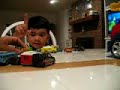Fefe brincando com os carrinhos