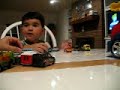 Fefe brincando com os carrinhos