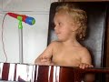 Nattis spelar gitarr