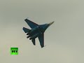 Resbale de cola, cobra de Pugachev y rombos... Este viernes en la base aérea rusa Kúbinka los grupos 'Rússkie Vítiazi' y 'Strizhi' celebraron con acrobacias en SU 27 y MIG 29 su aniversario. El famoso grupo 'Strizhí' de acrobacia aérea en cazas MiG-29 fue fundado en mayo de 1991 en la base Kúbinka con la participación de los mejores pilotos de la Fuerza Aérea rusa. Centenares de personas quedaron asombradas al ver el 'diamante', una formación romboidal de nueve aviones de ambos grupos y luego, cuando el grupo realizó la maniobra del 'tonel', es decir cuando todos los aviones dan vueltas alrededor del avión líder. Ningún grupo extranjero es capaz de hacer esto hasta ahora. Para los espectadores estas acrobacias son solo una demostración de maestría de los pilotos, pero para estos lo que importa es la fuerza y maniobrabilidad de las aeronaves de combate rusas, lo que les proporciona la capacidad de sobrevivir y vencer en un combate. Leer más: actualidad.rt.com Siganos en twitter.com www.facebook.com RT en vivo: actualidad.rt.com