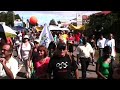 (1 sur 3) le jeudi 22 mai 2008, un cort�ge de 500 personnes compos� d'enseignants, d'�l�ves et de parents d'�l�ves est parti en direction du rectorat de cayenne, o� se tenaient les n�gociations avec le recteur, m. wacheux, et o� campaient encore les coll�gues venus de l'ouest de la guyane. 
le rectorat de guyane a �t� con�u comme une �norme bo�te de conserve : le b�timent est en effet entour� de grilles m�talliques. pr�voyait-on d�j� des soul�vements en confinant ainsi les locaux ? en tout cas, la population et les militants ont tourn� ce d�lire architectural � leur avantage en faisant entendre leur m�contentement � coups de poings, de parapluies et autres branches de bois d'amazonie contre les grilles, faisant vibrer les si�ges des participants aux n�gociations...

ce film de 6 minutes a �t� divis� en 3 parties de 2 minutes, car pour des raisons obscures, depuis l'envoi de ma derni�re vid�o sur les mouvements sociaux au rectorat, il m'est devenu impossible de mettre en ligne une vid�o de plus de 15mo. j'ai envoy� plus de 100 vid�os sur le web en bient�t 2 ans et c'est la premi�re fois que je suis confront� � un probl�me de ce genre. dire que les m�dias fran�ais adorent critiquer la chine parce qu'elle censure l'internet ! je vous rappelle que les vid�os de dailymotion montrant xavier darcos en difficult� ont �t� retir�es du site en question et sont maintenant visibles sur youtube...
