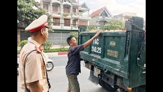 Hầu hết chủ phương tiện chuyển đất, đá từ TX Quảng Yên qua phường Nam Khê nghiêm túc chấp hành quy định ATGT, VSMT