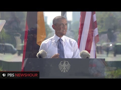 berlin - U.S. President Barack Obama and German Chancellor Angela Merkel addressed crowds gathered in Berlin in front of the Brandenburg Gate, a historic location for...