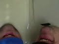 deux mentons qui jase , ri et  qui se trouve dr�le .