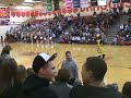 Mascota de equipo rompe canasta en juego de baloncesto